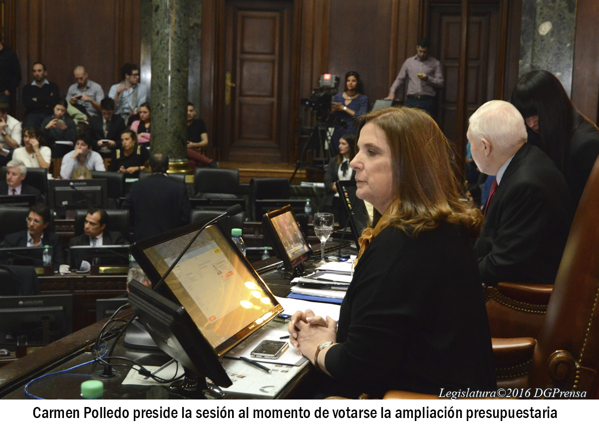Carmen Polledo preside la sesión al momento de votarse la ampliación presupuestaria