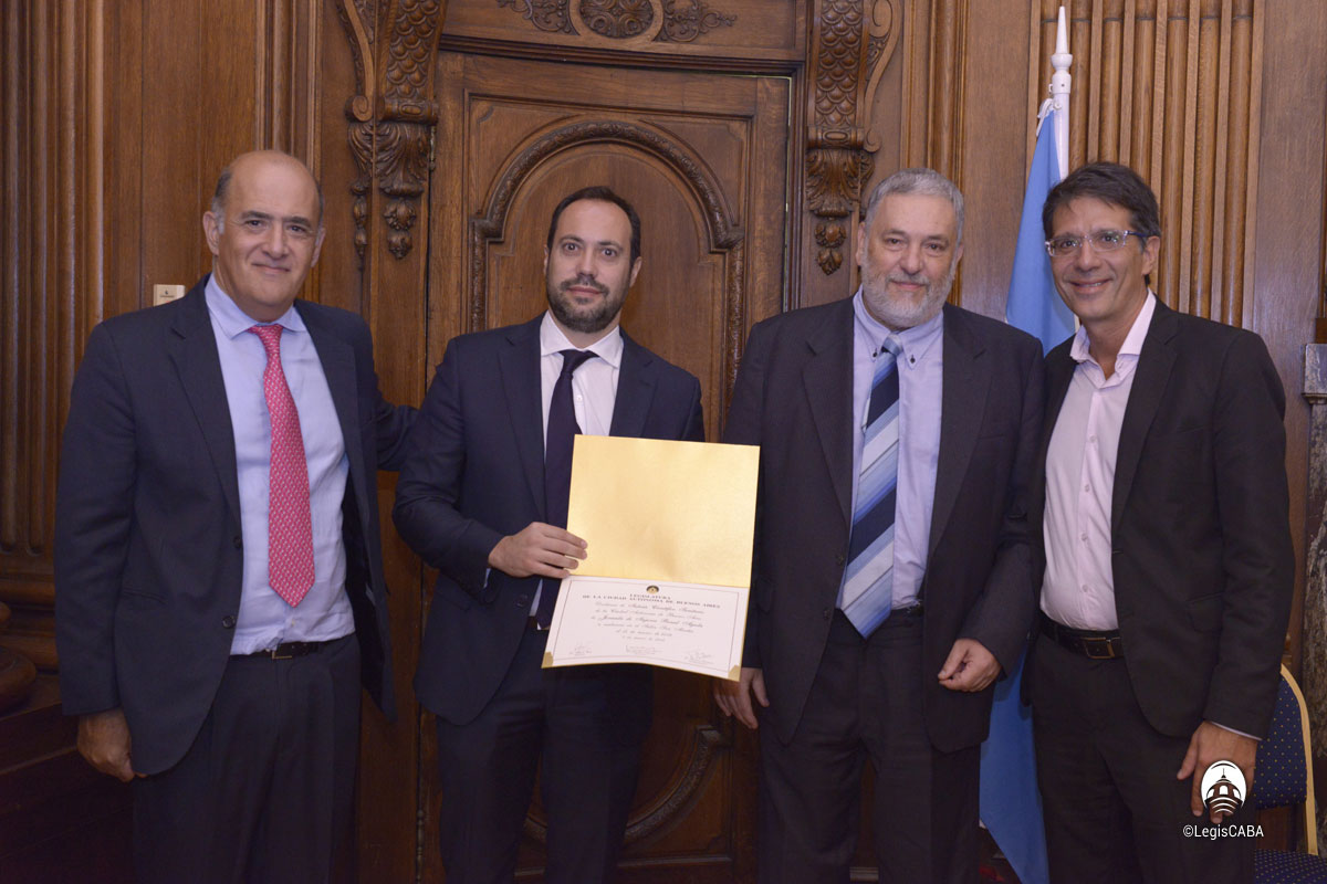 El Dr. Fernando Lombi recibe el diploma de distinción junto a sus pares y el diputado Acevedo
